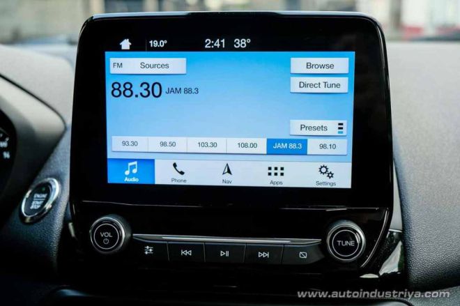 Driven to distraction: What NOT to do behind the wheel image