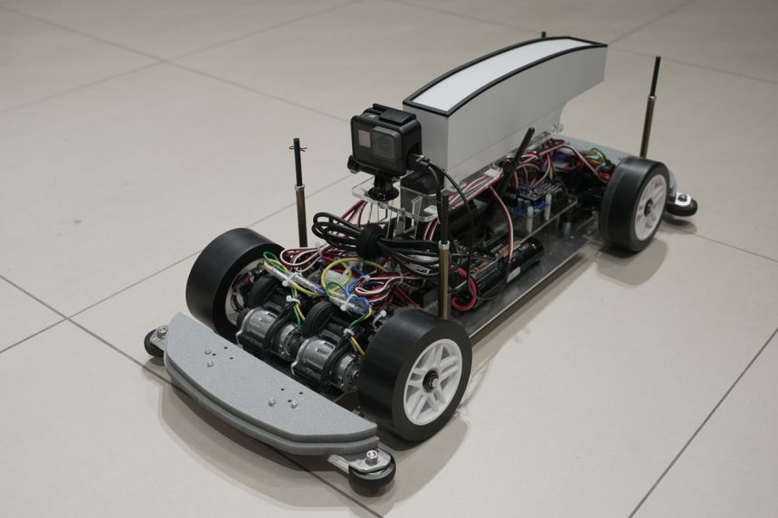 Nissan demoes e-4ORCE tech on RC car Nissan demoes e-4ORCE tech on RC car image