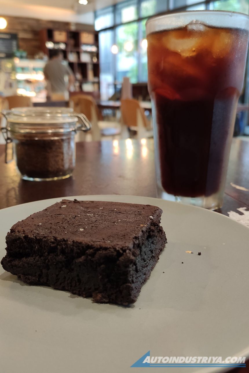 Sunday Drive: Cafe hopping and car-spotting in Makati Sunday Drive: Cafe hopping and car-spotting in Makati image