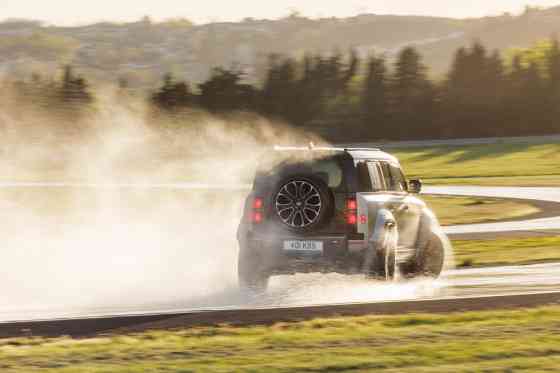 2025 Land Rover Defender OCTA can go from 0 – 100 km/h in 4 seconds 2025 Land Rover Defender OCTA can go from 0 – 100 km/h in 4 seconds image