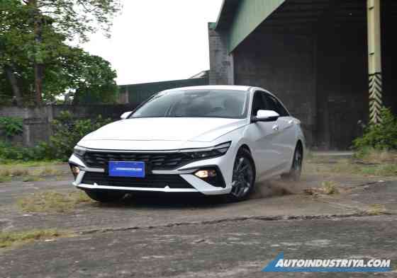 Hyundai Elantra Hyundai Elantra image