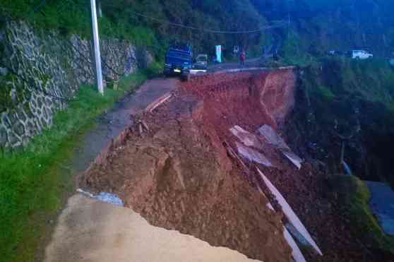 This collapsed road in Benguet looks absolutely terrifying This collapsed road in Benguet looks absolutely terrifying image