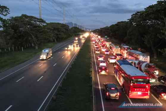 DOTr, TRB seek to fine SLEX, Skyway for failure to solve traffic DOTr, TRB seek to fine SLEX, Skyway for failure to solve traffic image