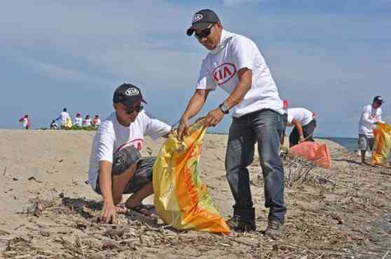 Kia PH holds coastal cleanup in Lobo, Batangas Kia PH holds coastal cleanup in Lobo, Batangas image