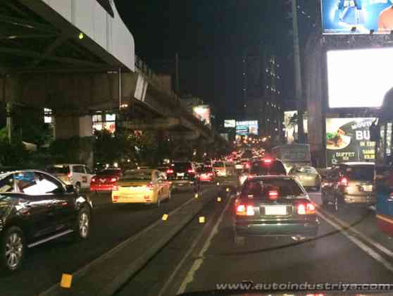 MMDA on the lookout for rock throwing hooligans MMDA on the lookout for rock throwing hooligans image