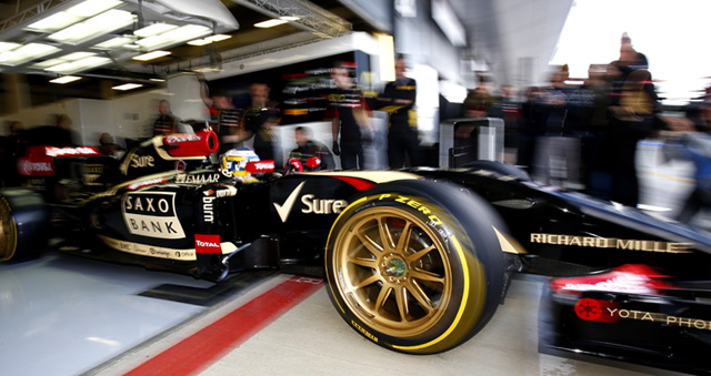 The Lotus E22 equipped with 18-inch Pirelli tires