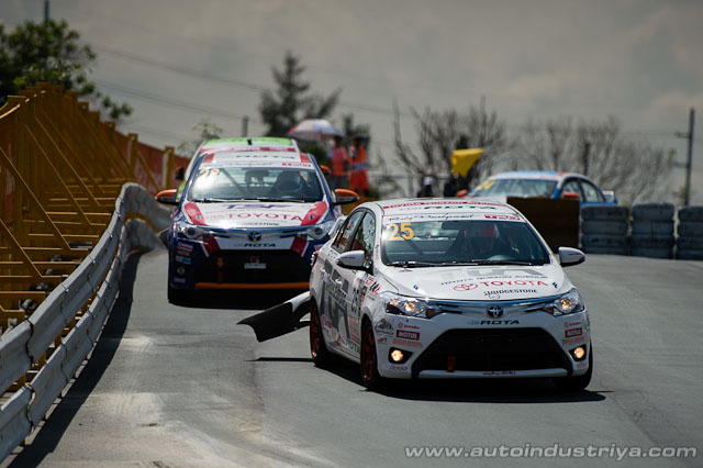 Dominique Ochoa leading Race 1