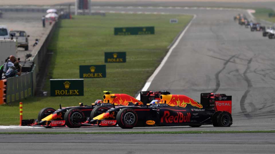Ricciardo's tire blows out