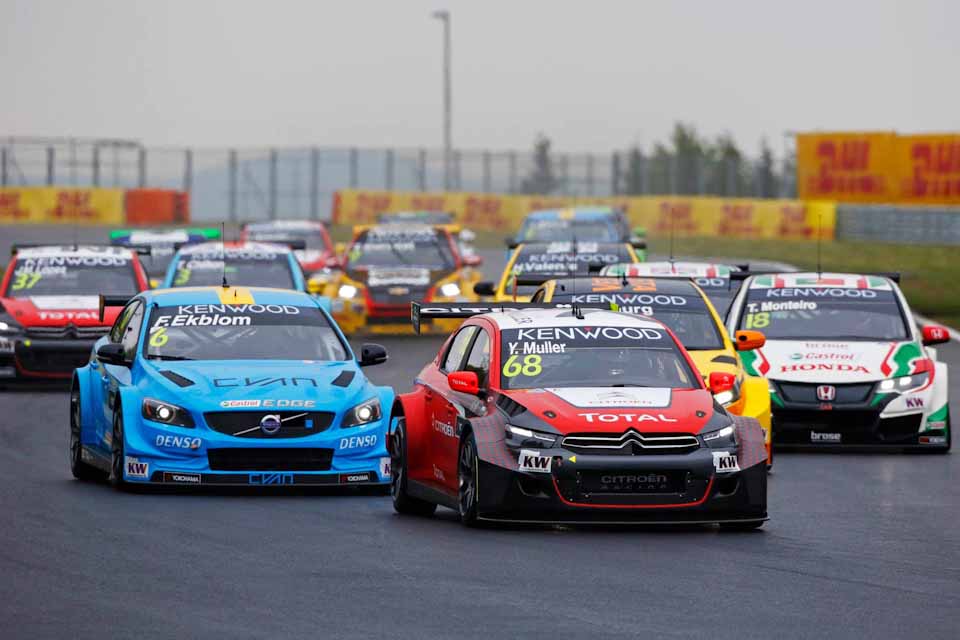Yvan Muller leads the pack