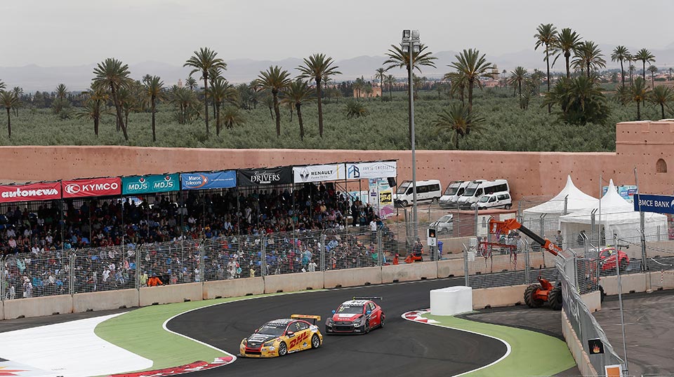 Tom Coronel leads the Opening race pack