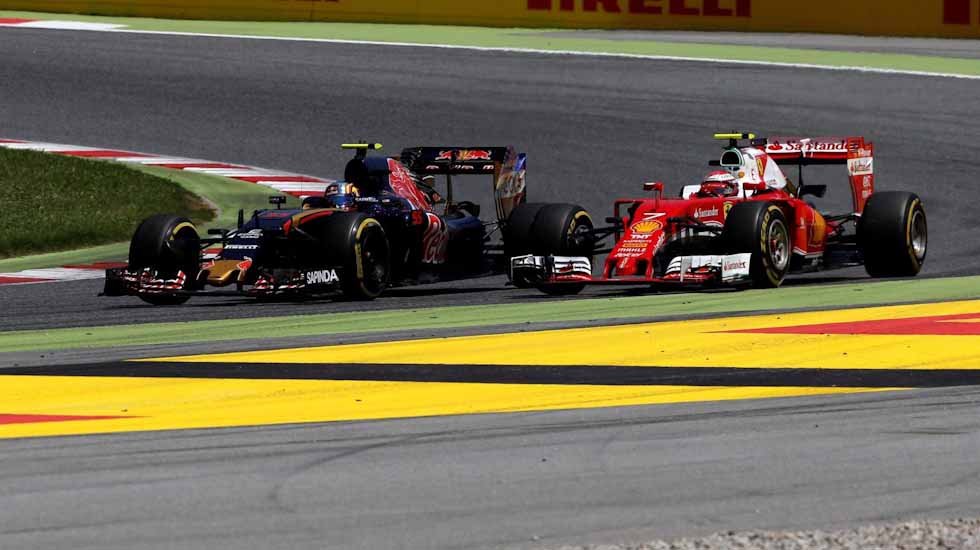 Kimi Raikkonen squares off Carlos Sainz Jr.