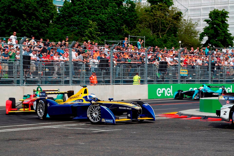 Buemi contending against the pack