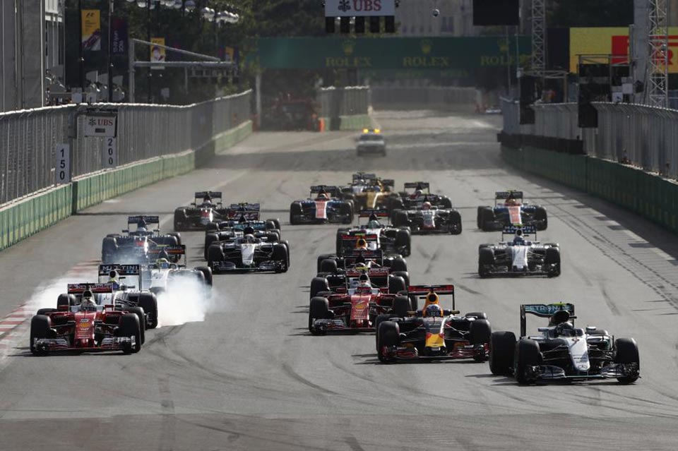 And they're off at the 2016 European Grand Prix