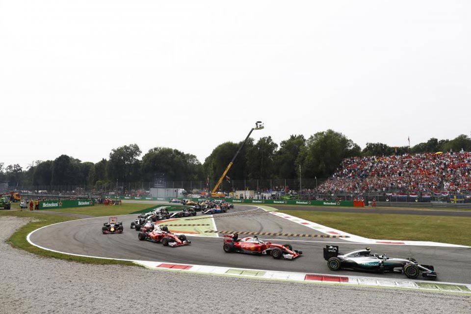 The drivers taking Turn 1 in Monza