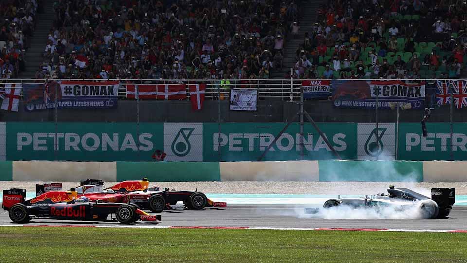Vettel tags Rosberg