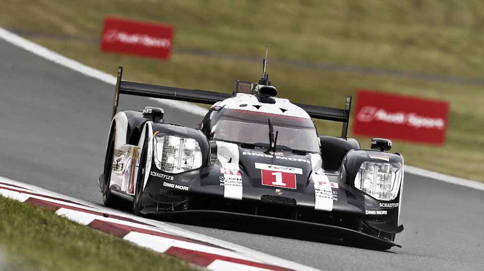 Webber racing with Porsche