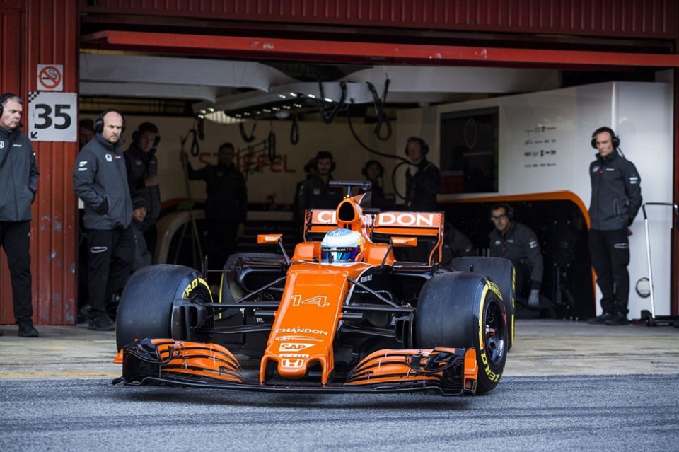The MCL32 going to the track