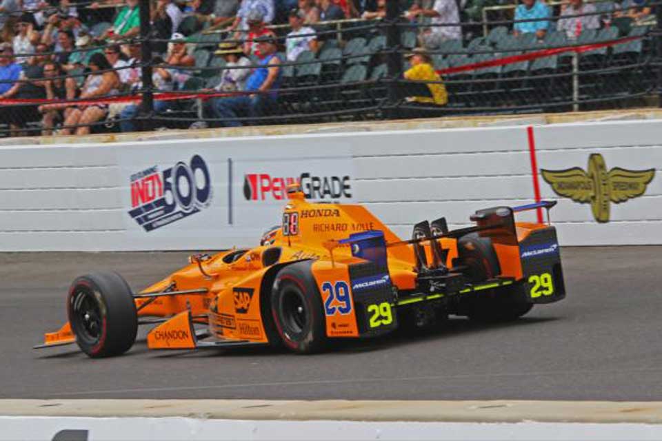 Takuma Sato wins 2017 Indy 500 after mad dash to the finish