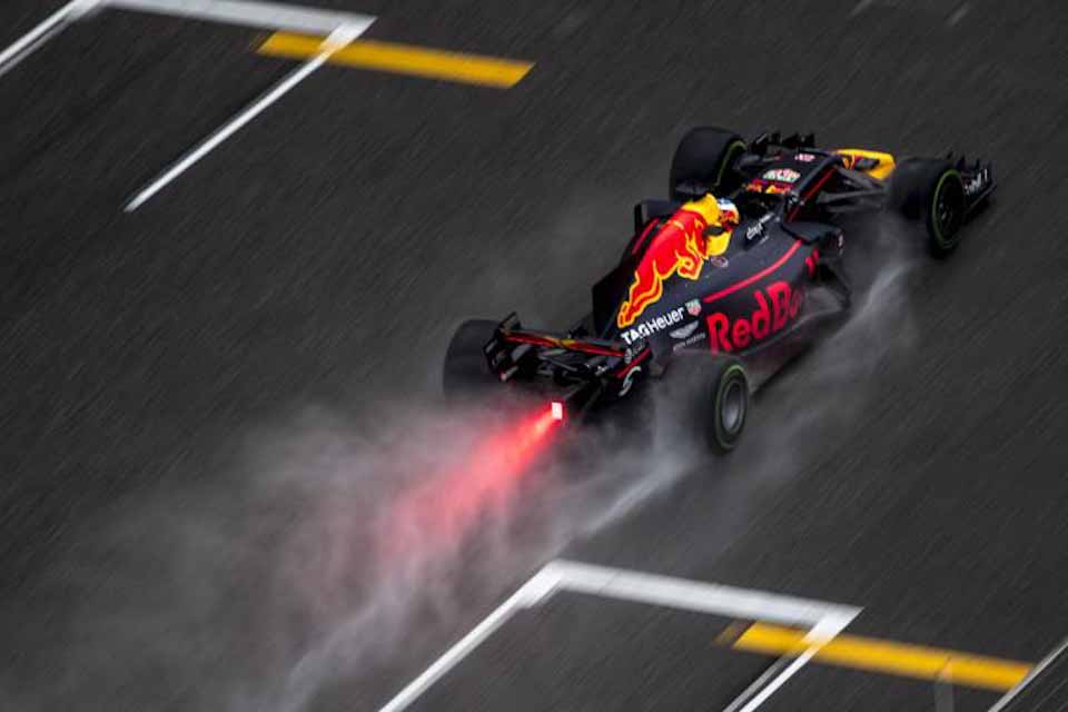 Hamilton closes in on Vettel with 2017 British Grand Prix win