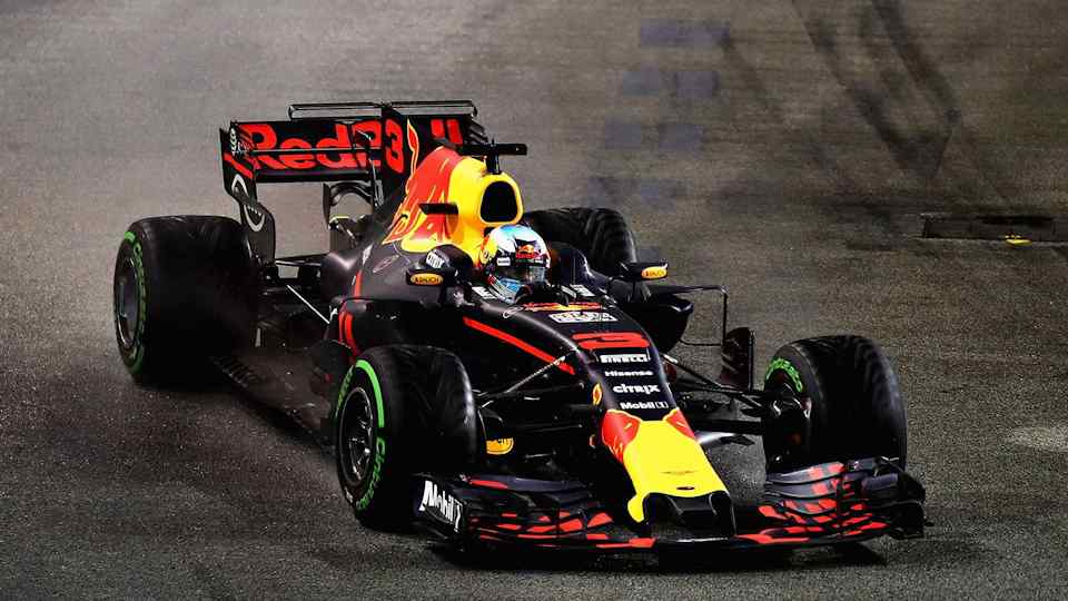 Hamilton avoids first turn chaos to win 2017 Singapore GP