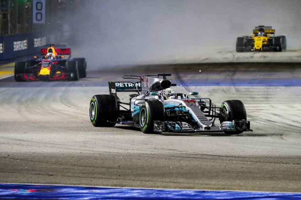 Hamilton avoids first turn chaos to win 2017 Singapore GP