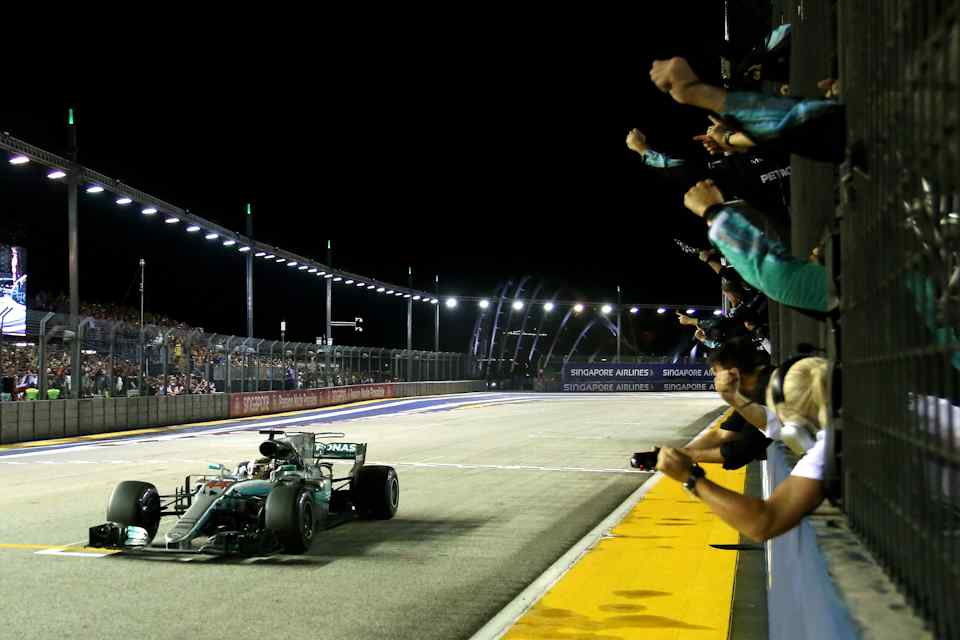 Hamilton avoids first turn chaos to win 2017 Singapore GP