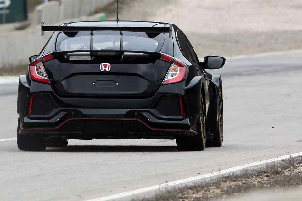 This Honda Civic Type R race car is ready to destroy the competition 