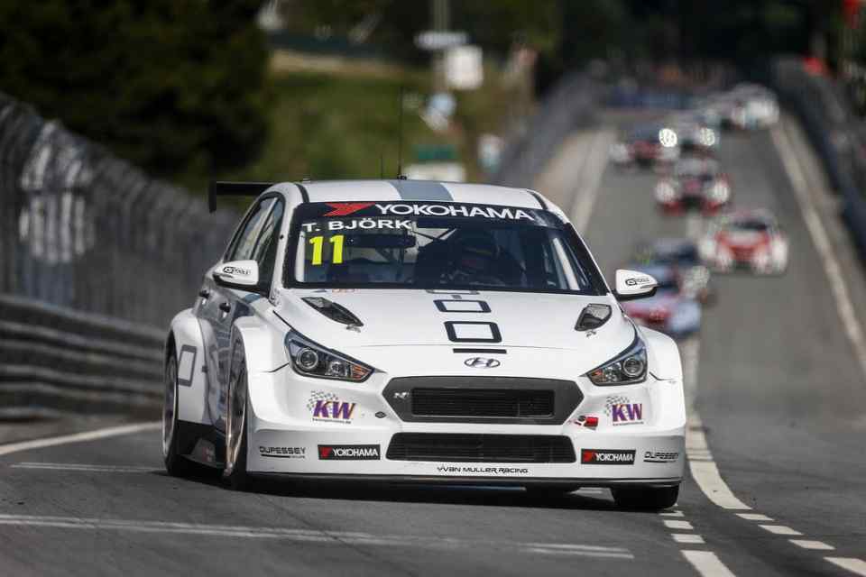 WTCR 'does a NASCAR', results in 27-car pileup