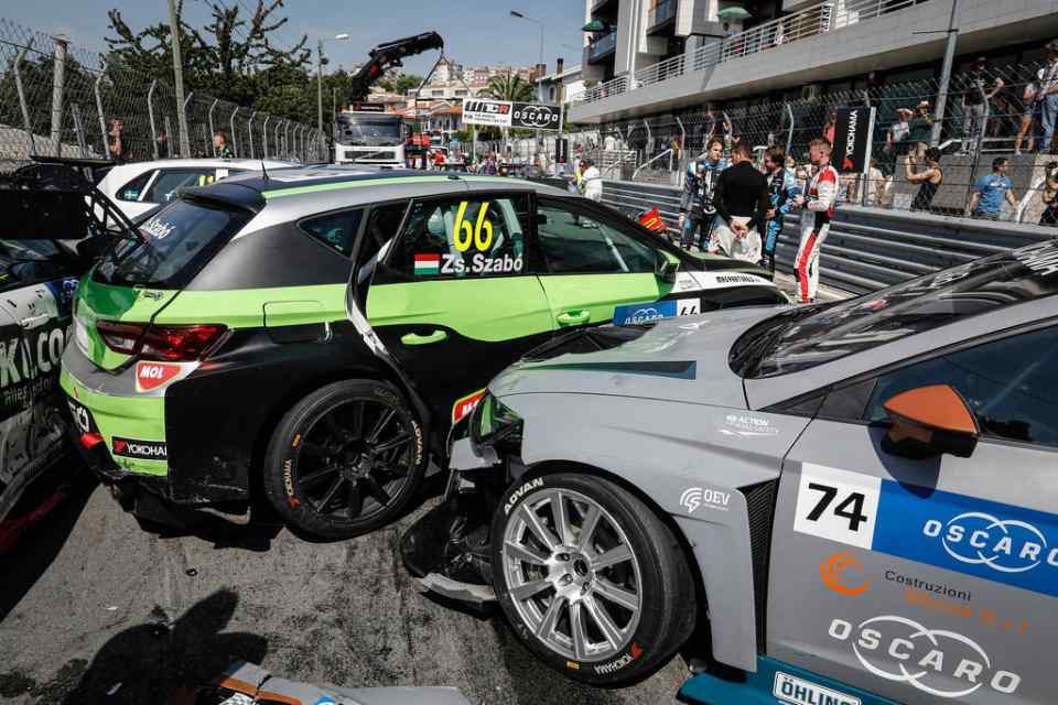 WTCR 'does a NASCAR', results in 27-car pileup