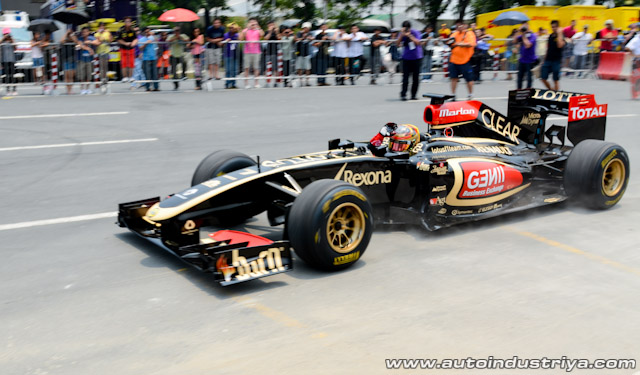 Marlon Stockinger driving Lotus F1 in Quirino Grandstand