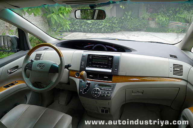 2011 Toyota Previa 2.4Q interior