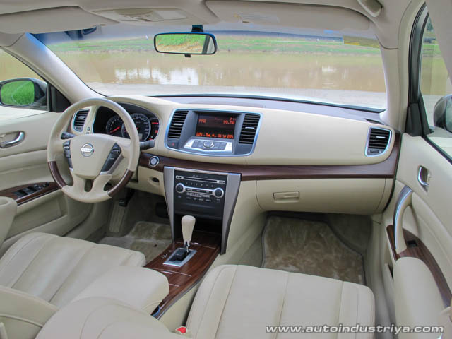 2011 Nissan Teana 350XV Dashboard shot