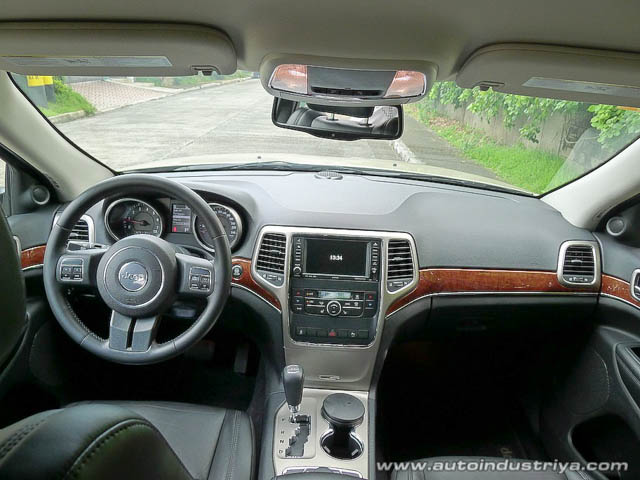 2011 Jeep Grand Cherokee Limited Dashboard shot