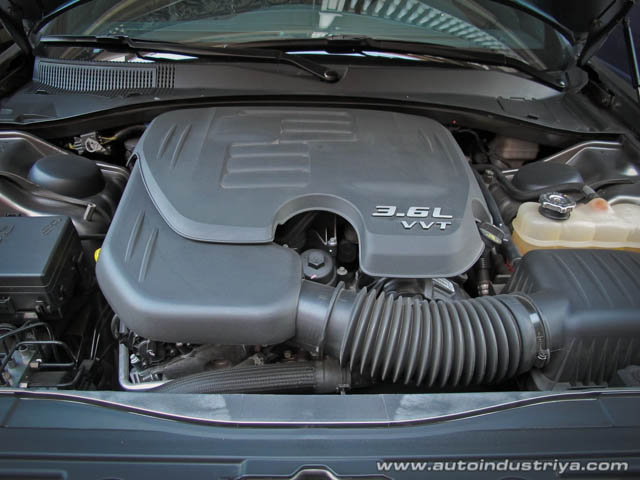 2012 Chrysler 300C Engine shot