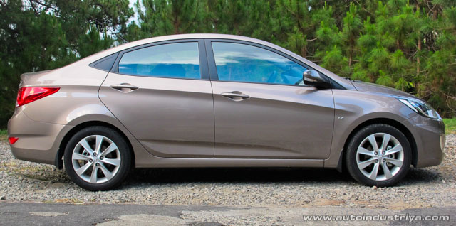 2012 Hyundai Accent GLS Blue Side shot
