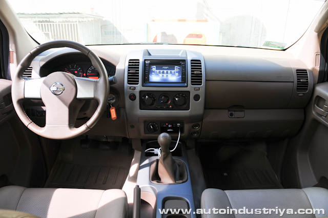 2012 Nissan Frontier Navara 4x4 Dashboard shot