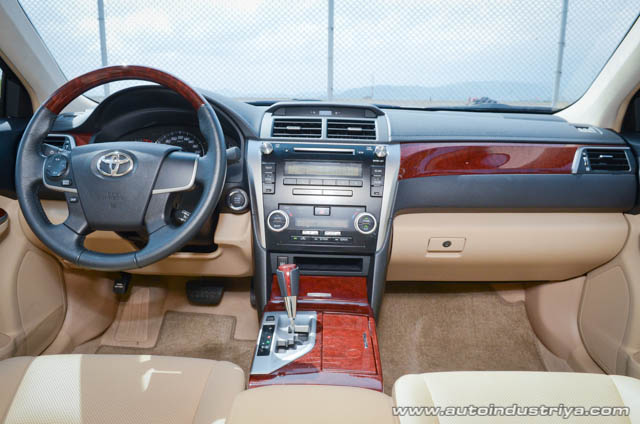 2012 Toyota Camry 2.5V Dashboard shot