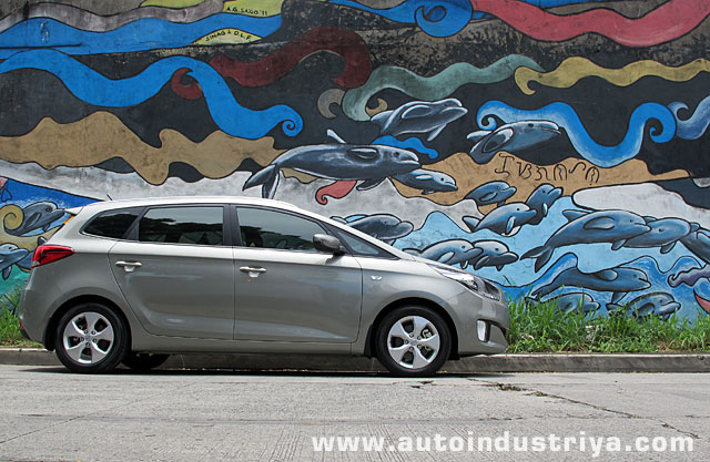 Kia Carens side view