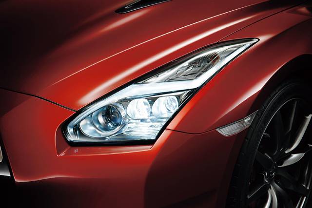 2014 Nissan GT-R headlights