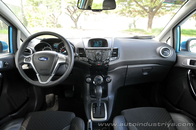 Ford Fiesta 1.5 S dashboard