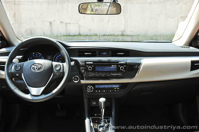 Toyota Corolla Altis 1.6 V interior