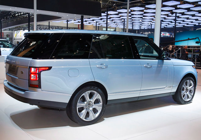 The exterior of the Range Rover Hybrid Long Wheelbase