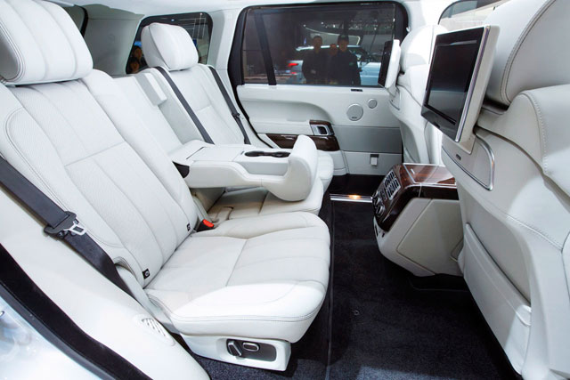 The interior of the Range Rover Hybrid Long Wheelbase