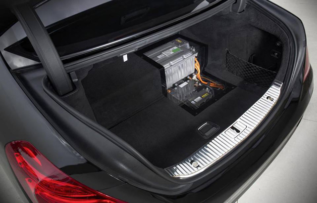 The electric motor of the Mercedes-Benz S500