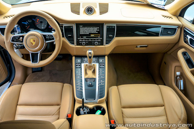The interior of the 2014 Porsche Macan