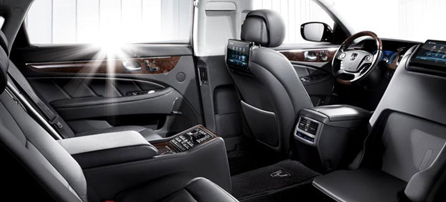 Power-adjustable individual seats separeted by a wide center cosole