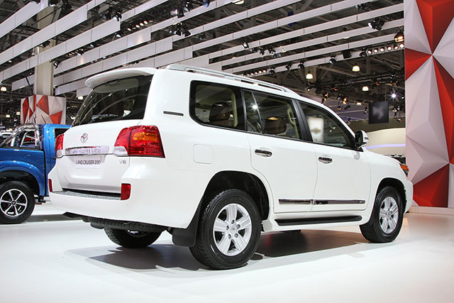 Rear quarter view of the facelifted LC200