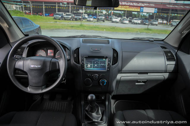 2014 Isuzu mu-X 2.5L dashboard shot
