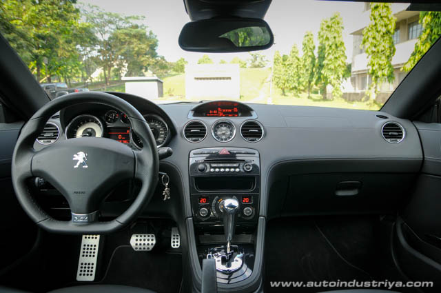 2014 Peugeot RCZ dashboard shot