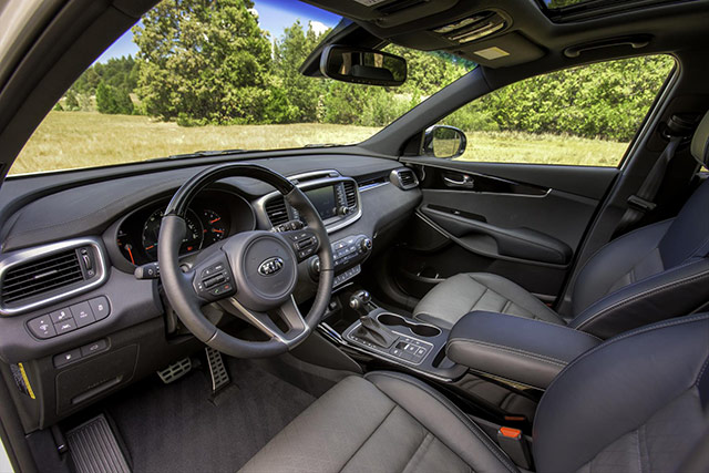 The interior of the 2016 US-Spec Kia Sorento